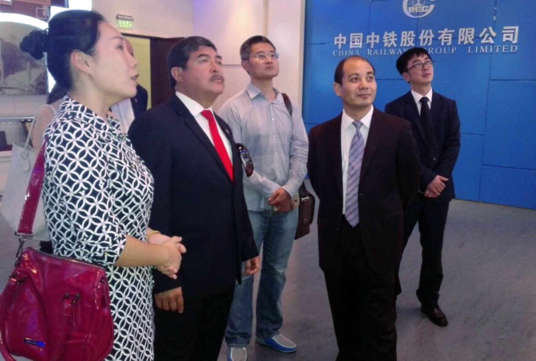 DELEGACIÓN DE TACNA, PERÚ, VISITÓ EL PUERTO DE SHENZHEN EN CHINA